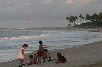 Niños en la playa de Maracaípe, Pernambuco, Brasil