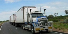 Road Train en marcha, Australia