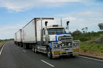 Road Train en marcha, Australia