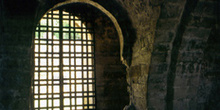 Puerta de acceso a la planta baja de Santa María de Naranco, Ovi