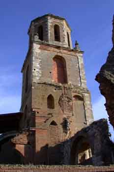 Fachada de las ruinas del monasterio de San Benito, Sahagún, Leó