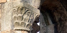 Detalle de un capitel de Santa  María del  Naranco, Oviedo, Prin