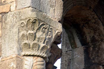 Detalle de un capitel de Santa  María del  Naranco, Oviedo, Prin