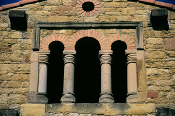 Ventana trífora de la iglesia de Santa María de Bendones, Oviedo