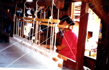 Telar de seda en Myanmar