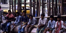 Grupo de hombres sentados, Calcuta, India