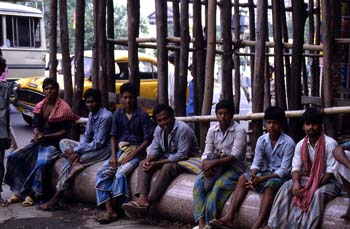 Grupo de hombres sentados, Calcuta, India