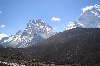 Acercamiento de montaña rocosa con nieve