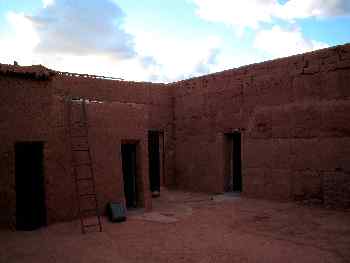 Patio interior de un refugio, Achahoud, Marruecos