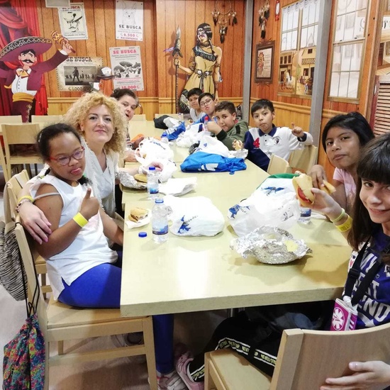 LAS NIÑAS Y NIÑOS DE AMPARO  DISFRUTANDO EN MICRÓPOLIX 4