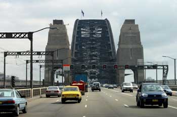 Tráfico en el puente de Sydney, Australia