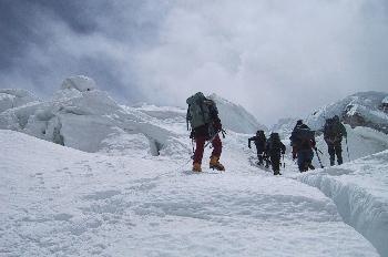 Escaladores cruzando un glaciar