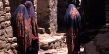 Mujeres en una calle de Thulla, Yemen