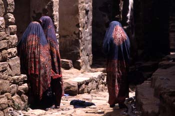 Mujeres en una calle de Thulla, Yemen