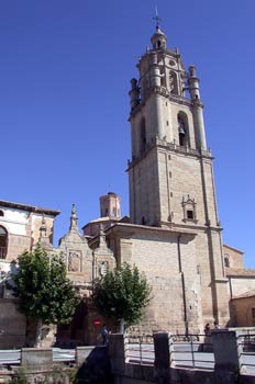 Vista de iglesia y torre