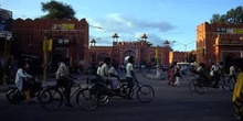 Puerta de la antigua ciudad amurallada, Jaipur, India