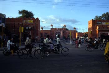 Puerta de la antigua ciudad amurallada, Jaipur, India
