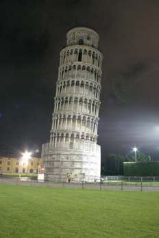 Torre de Pisa de noche