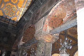 Detalles de techos y arcos decorados en la Santa Sofía, Estambul