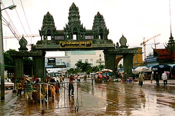 Arcos de entrada a Camboya