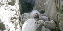 Aficionado al barranquismo entre las rocas