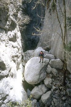 Aficionado al barranquismo entre las rocas