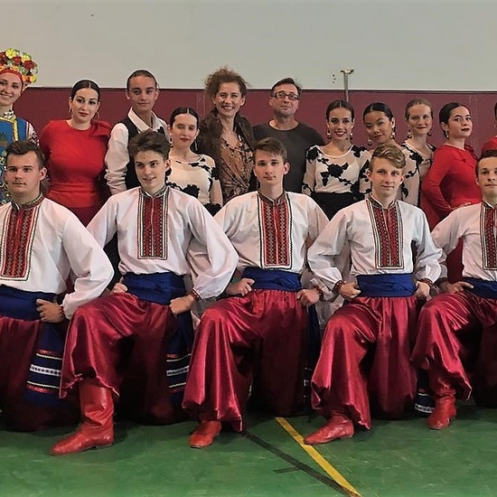 22- los dos grupos de danza