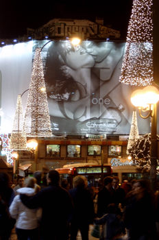 Ciudad adornada por Navidad