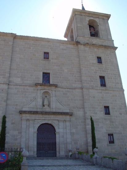 Fachada de la parroquia de la Asunción en Valmorillo