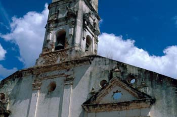 Campanario de iglesia antigua, Cuba