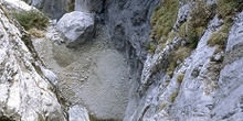 Alpinista practicando rappel en un barranco