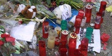 Objetos depositados en memoria de las víctimas de los Atentados