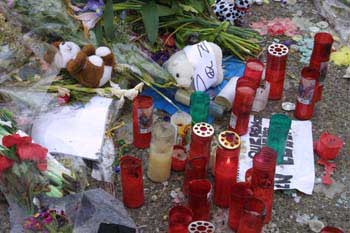 Objetos depositados en memoria de las víctimas de los Atentados