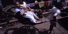 Pasajeros en un rickshaw, Calcuta, India