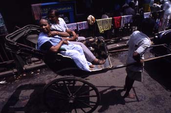 Pasajeros en un rickshaw, Calcuta, India