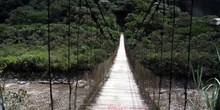 Puente Colgante sobre el Río Pastaza en Vía Baños de Puyo, Ecuad