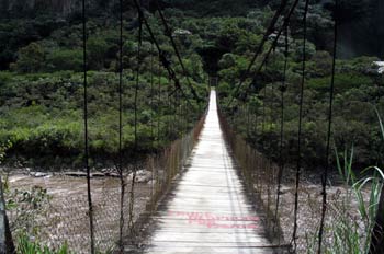 Puente Colgante sobre el Río Pastaza en Vía Baños de Puyo, Ecuad