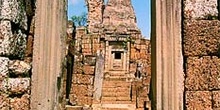 Arco de piedra de acceso al Bayon, Angkor, Camboya