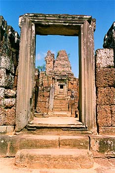 Arco de piedra de acceso al Bayon, Angkor, Camboya