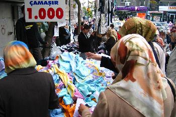 Mercado en el barrio de Fatih, Estambul, Turquía