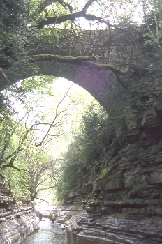 Puente romano en el valle de Sorrosal