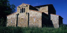 Vista desde el este de la iglesia de Santa María de Bendones, Ov