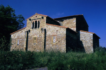 Vista desde el este de la iglesia de Santa María de Bendones, Ov