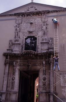 Trabajos de limpieza en la fachada plateresca de la Casa de Mont