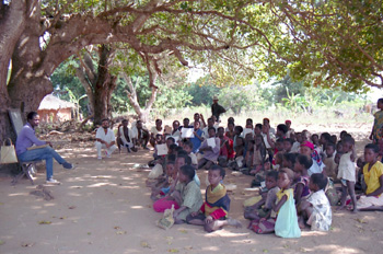 Escuela en la aldea de Namalaza, Mozambique