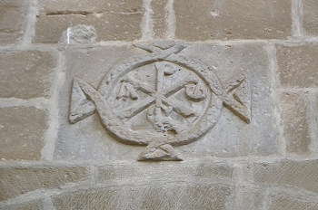 Crismon sobre la puerta del concejo, Huesca