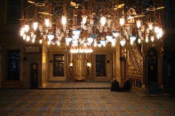 Sala para rezar con su iluminación en Eyup Camii, Estambul, Turq