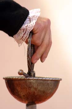 Mano sujetando una espada, Representación teatral sobre la vida