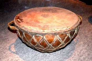 Nagara con piel de búfalo y cuerdas de tripa, Uttar Pradesh, Ind