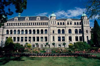 Palacio rodeado de jardines